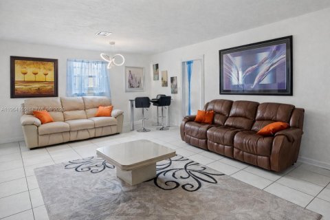 Casa en alquiler en Fort Lauderdale, Florida, 5 dormitorios, 152.45 m2 № 2026398 - foto 3