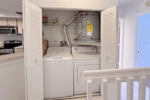 Townhouse in Sunrise, Florida 3 bedrooms, 130.9 sq.m. № 2083822 - photo 12
