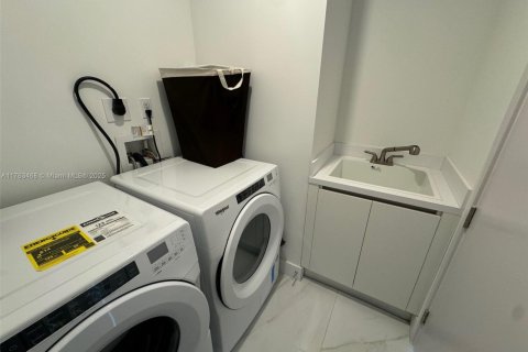 Condominio en venta en Sunny Isles Beach, Florida, 2 dormitorios, 155.61 m2 № 1935875 - foto 16