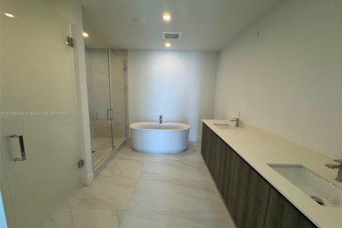Condominio en venta en Sunny Isles Beach, Florida, 2 dormitorios, 155.61 m2 № 1935875 - foto 20