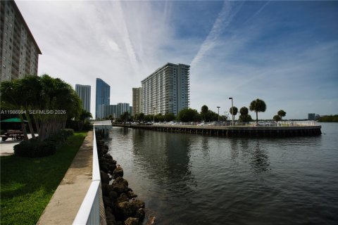 Condo in Sunny Isles Beach, Florida, 3 bedrooms № 2145926 - photo 28