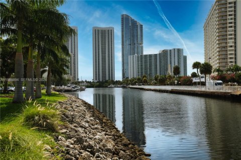 Condo in Sunny Isles Beach, Florida, 3 bedrooms № 2145926 - photo 29
