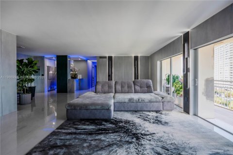 Condo in Sunny Isles Beach, Florida, 3 bedrooms  № 2145926