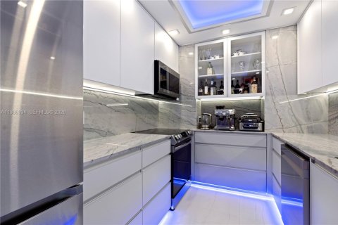 Condo in Sunny Isles Beach, Florida, 3 bedrooms № 2145926 - photo 16