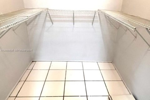 Снять в аренду виллу или дом в Холливуд, Флорида 1 спальня, 92.16м2, № 2074874 - фото 15