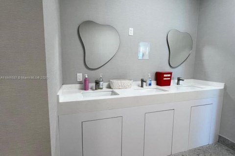 Commercial property in Aventura, Florida № 1888829 - photo 10