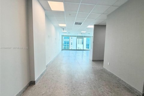 Commercial property in Aventura, Florida № 1888829 - photo 12