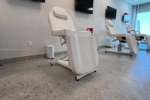 Commercial property in Aventura, Florida № 1888829 - photo 9