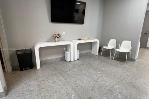 Commercial property in Aventura, Florida № 1888829 - photo 11