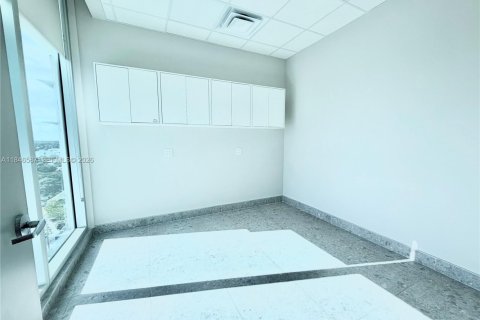 Commercial property in Aventura, Florida № 1888829 - photo 13