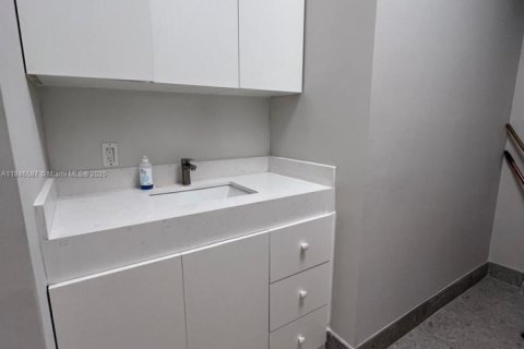 Commercial property in Aventura, Florida № 1888829 - photo 2