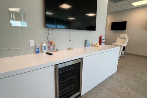Commercial property in Aventura, Florida № 1888829 - photo 3
