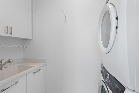 Condo in Miami, Florida, 3 bedrooms  № 1996194 - photo 28