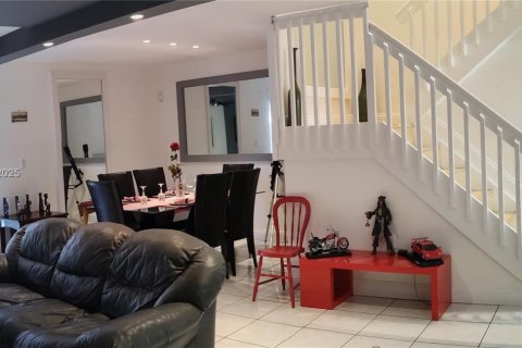 Townhouse in Miami, Florida 3 bedrooms, 152.73 sq.m. № 1768260 - photo 6