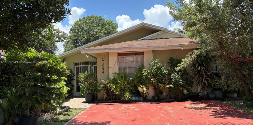 House in Miami, Florida 3 bedrooms, 142.23 sq.m. № 1858594