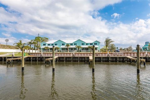 Townhouse in Merrit Island, Florida 4 bedrooms, 137.77 sq.m. № 1353398 - photo 15