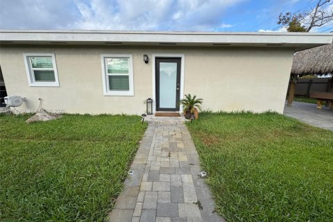Casa en alquiler en Hialeah, Florida, 2 dormitorios, 107.77 m2 № 2041346 - foto 1