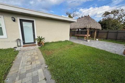 Casa en alquiler en Hialeah, Florida, 2 dormitorios, 107.77 m2 № 2041346 - foto 2