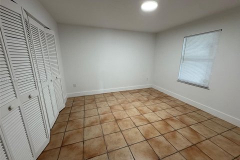 Casa en alquiler en Hialeah, Florida, 2 dormitorios, 107.77 m2 № 2041346 - foto 7
