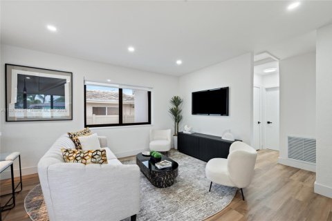 House in Hollywood, Florida 3 bedrooms, 115.29 sq.m. № 1994940 - photo 3