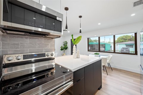 House in Hollywood, Florida 3 bedrooms, 115.29 sq.m. № 1994940 - photo 8