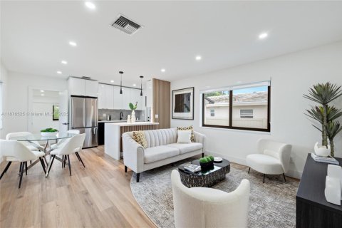 House in Hollywood, Florida 3 bedrooms, 115.29 sq.m. № 1994940 - photo 1