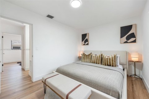 House in Hollywood, Florida 3 bedrooms, 115.29 sq.m. № 1994940 - photo 12