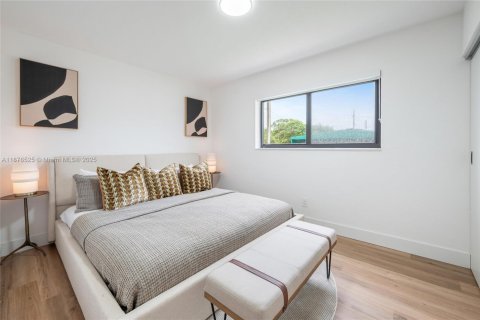 House in Hollywood, Florida 3 bedrooms, 115.29 sq.m. № 1994940 - photo 11