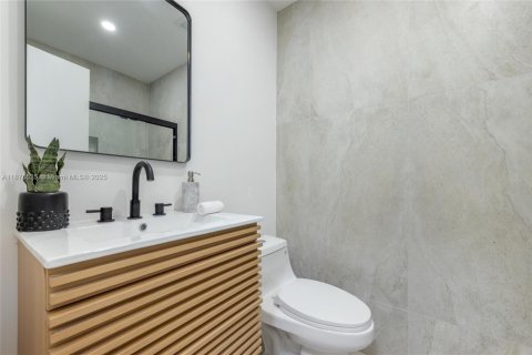 House in Hollywood, Florida 3 bedrooms, 115.29 sq.m. № 1994940 - photo 14