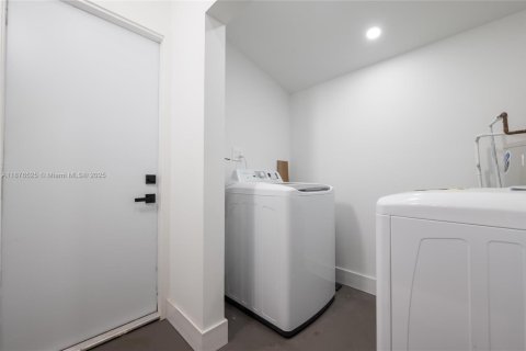 House in Hollywood, Florida 3 bedrooms, 115.29 sq.m. № 1994940 - photo 22