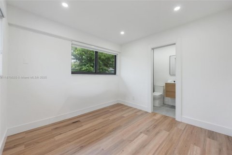 House in Hollywood, Florida 3 bedrooms, 115.29 sq.m. № 1994940 - photo 18