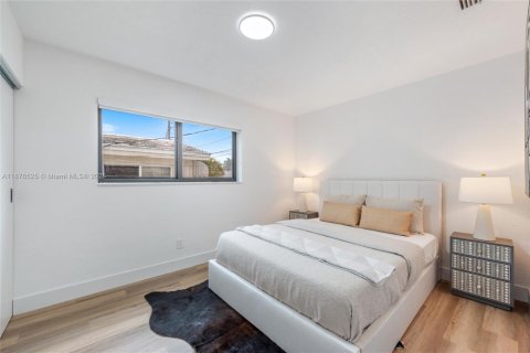 House in Hollywood, Florida 3 bedrooms, 115.29 sq.m. № 1994940 - photo 16