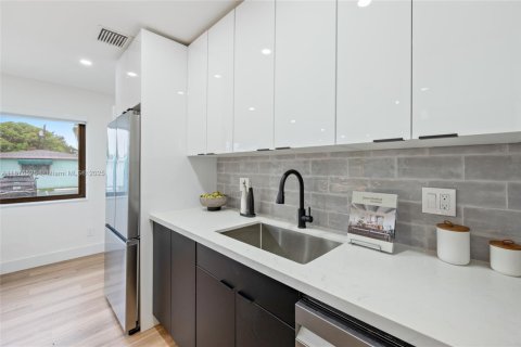 House in Hollywood, Florida 3 bedrooms, 115.29 sq.m. № 1994940 - photo 7