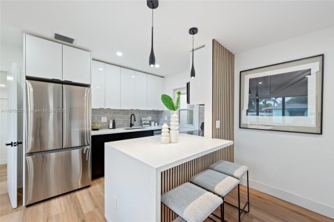 House in Hollywood, Florida 3 bedrooms, 115.29 sq.m. № 1994940 - photo 6