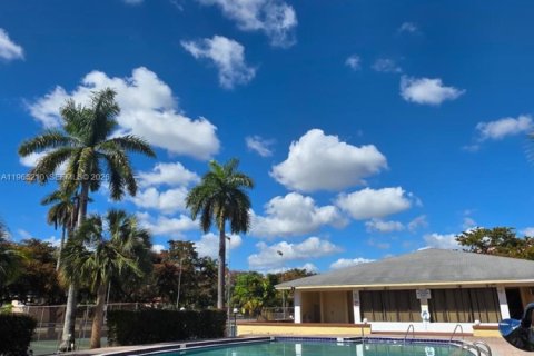 Condo in North Miami, Florida, 2 bedrooms № 2081182 - photo 3