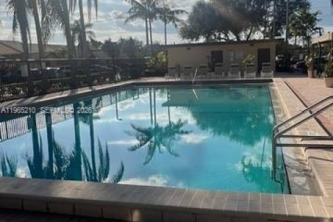 Condo in North Miami, Florida, 2 bedrooms № 2081182 - photo 4