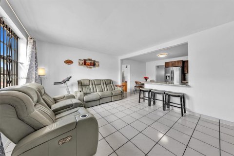 Villa ou maison à vendre à Miami, Floride: 5 chambres, 150.78 m2 № 1972061 - photo 5