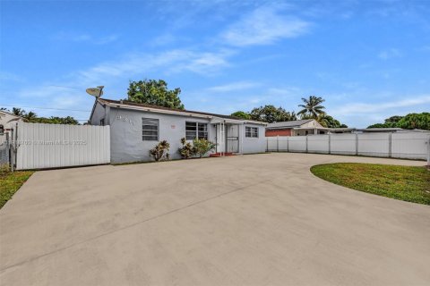 Villa ou maison à vendre à Miami, Floride: 5 chambres, 150.78 m2 № 1972061 - photo 1