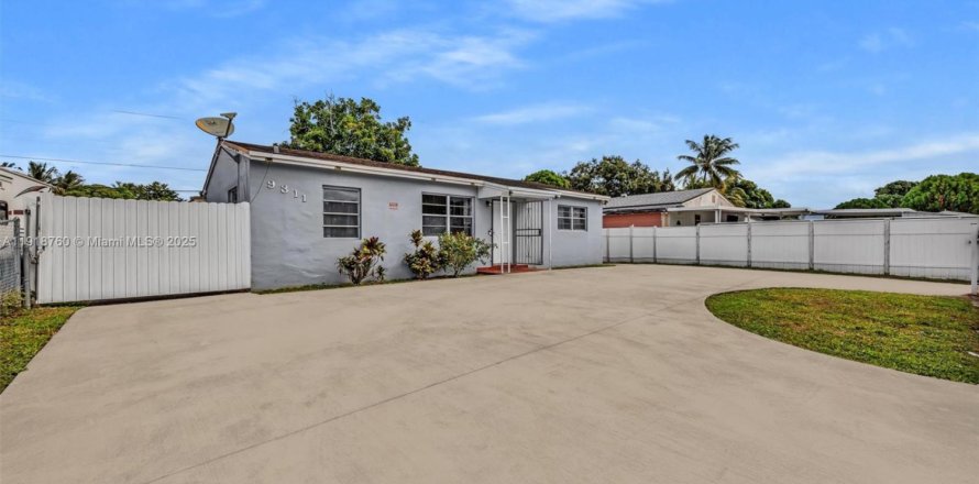 Villa ou maison à Miami, Floride 5 chambres, 150.78 m2 № 1972061