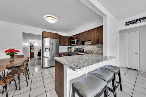 Villa ou maison à vendre à Miami, Floride: 5 chambres, 150.78 m2 № 1972061 - photo 4