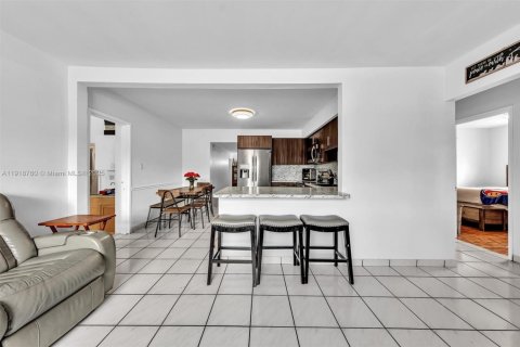 Villa ou maison à vendre à Miami, Floride: 5 chambres, 150.78 m2 № 1972061 - photo 8