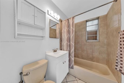 Villa ou maison à vendre à Miami, Floride: 5 chambres, 150.78 m2 № 1972061 - photo 16