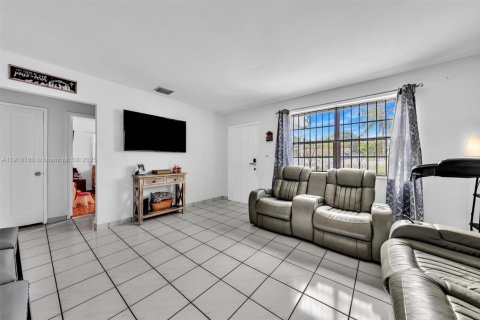 Villa ou maison à vendre à Miami, Floride: 5 chambres, 150.78 m2 № 1972061 - photo 12