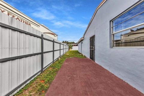 Villa ou maison à vendre à Miami, Floride: 5 chambres, 150.78 m2 № 1972061 - photo 29