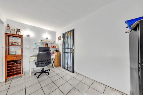 Villa ou maison à vendre à Miami, Floride: 5 chambres, 150.78 m2 № 1972061 - photo 27