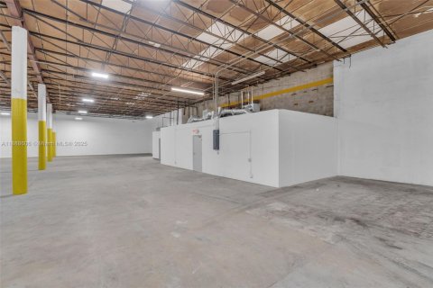 Immobilier commercial à vendre à Hialeah, Floride № 2169685 - photo 3