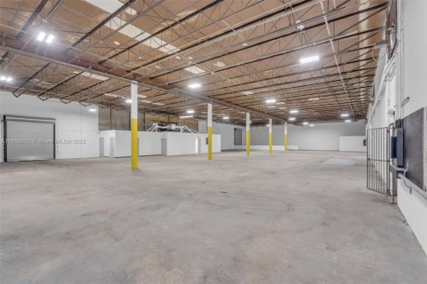 Immobilier commercial à Hialeah, Floride № 2169685