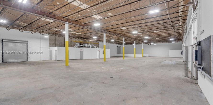 Immobilier commercial à Hialeah, Floride № 2169685