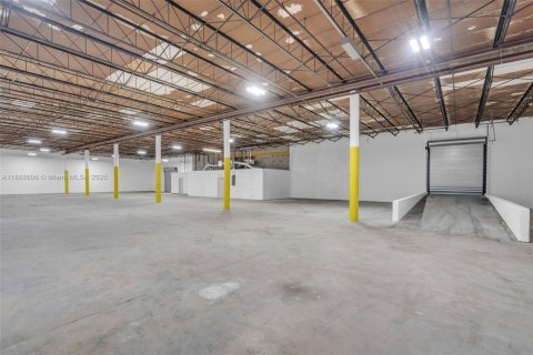 Immobilier commercial à vendre à Hialeah, Floride № 2169685 - photo 2