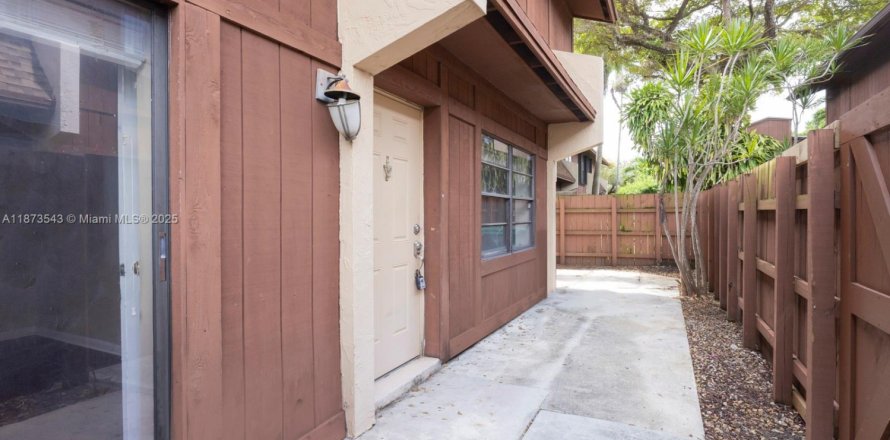 Townhouse in Miami, Florida 3 bedrooms, 123.56 sq.m. № 2013341